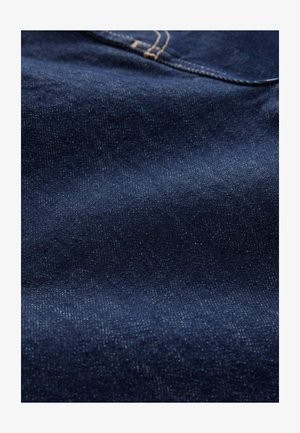 Donkerblauwe denimstof met een lichte glans, met een gladde textuur en subtiele variaties in kleur en patroon, met een dichte weving.
