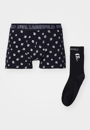 Fekete boxer alsónadrág fehér Karl Lagerfeld logónyomattal, valamint fekete zoknik hasonló logóval és karakterdizájnnal. Pamut keverék.