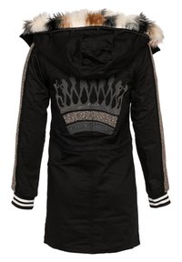 Parka nera con cappuccio in pelliccia sintetica, con design di corona in strass sul retro e strisce luccicanti lungo le maniche. Maniche lunghe e polsini a costine.