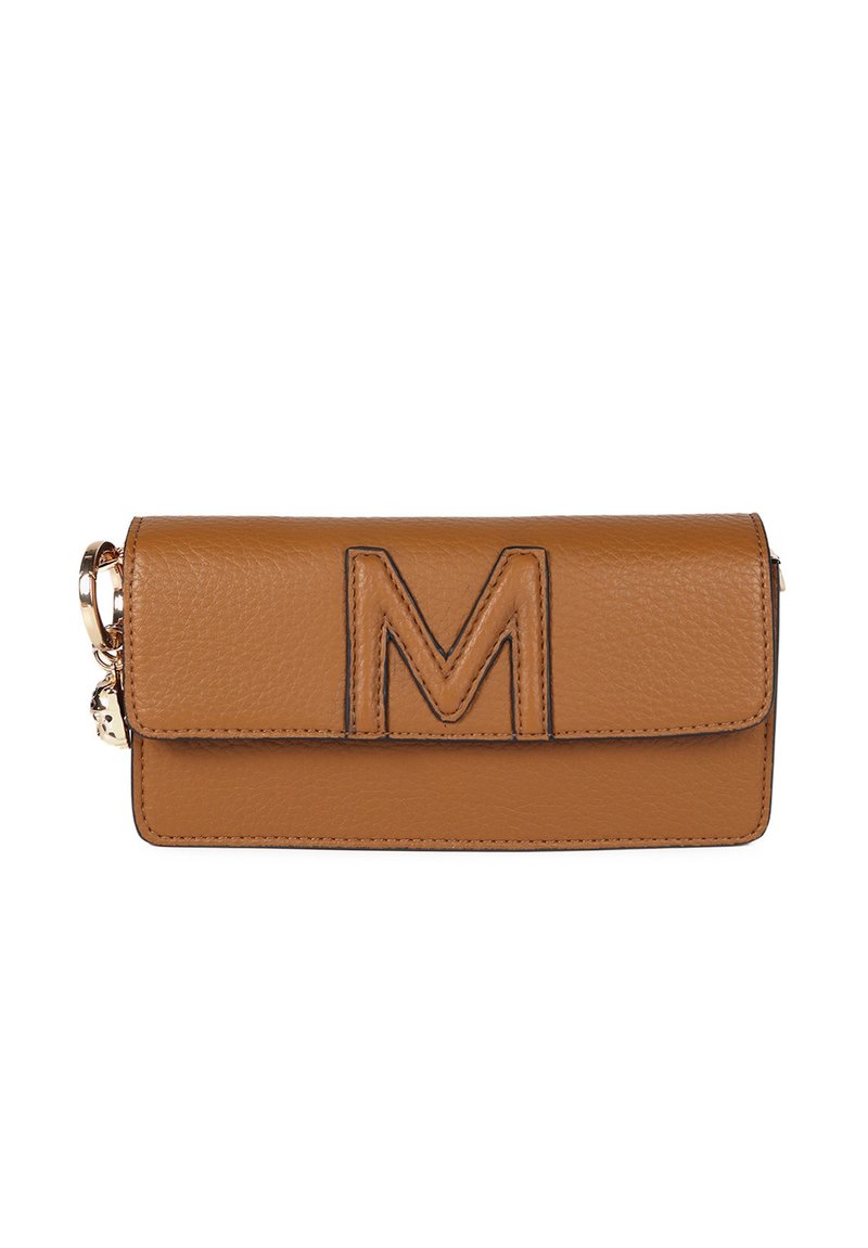 Portafoglio in pelle marrone con una "M" in rilievo sulla parte anteriore, inserti in metallo dorato e una texture liscia. Design rettangolare compatto.