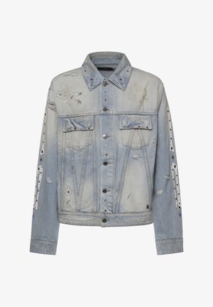 Chaqueta de mezclilla azul claro desgastada con botones frontales, bolsillos con solapa, y adornos de tachuelas y cristalitos en el cuello, el frente y las mangas.