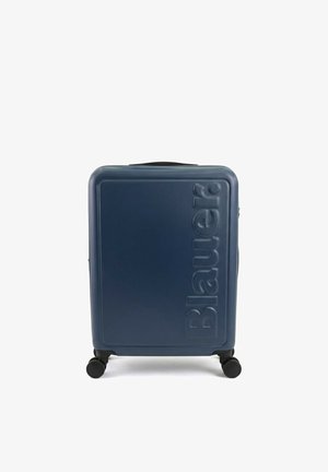 Stevige koffer in marineblauw met vier zwarte wielen en het reliëf "Blauer" logo op het voorpaneel.