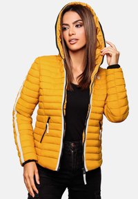 Geel gewatteerde jas met capuchon, met een quilted textuur, rits aan de voorkant en witte zijstrepen. Zwarte manchetten en zakken maken het ontwerp compleet.