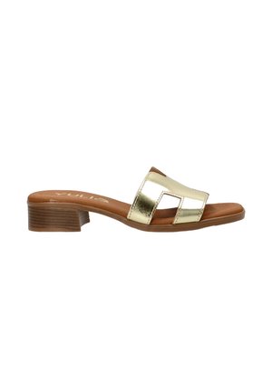 Sandalia de slide metálica dorada con dos correas anchas y un tacón de bloque. Superficie de cuero sintético, plantilla beis y tacón de madera.