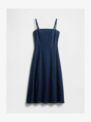 Denim obleka z nastavljivimi tankimi naramnicami, oprijetim korpusom, A-linijsko silhueto in kontrastnim šivanjem v temno modri barvi.