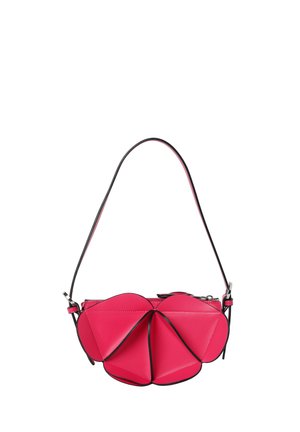 Sac à main en cuir rose vif en forme de fleur stylisée avec un bord noir et une fine bandoulière.