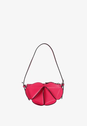 Sac à main en cuir rose vif en forme de fleur stylisée avec un bord noir et une fine bandoulière.