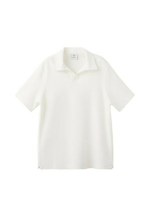 Polo de manga corta blanco con cuello y escote abierto, presentado plano sobre un fondo blanco.