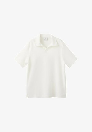Polo de manga corta blanco con cuello y escote abierto, presentado plano sobre un fondo blanco.