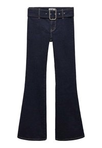 Pantalon évasé en denim bleu foncé avec une ceinture assortie dotée d'une boucle rectangulaire argentée et de détails de coutures.