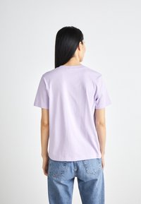 Calvin Klein Jeans BADGE V NECK TEE - Pamata T-krekls - pastel lilac