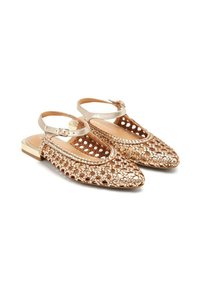 Bottines plates dorées métalliques avec un design tissé, bout pointu et bride de cheville. Dotées d'un petit talon carré et d'une doublure intérieure lisse.
