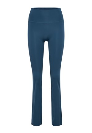 Donkerblauwe yogabroek van glad materiaal, met een hoge tailleband en een flared ontwerp. Geen patronen of zichtbare hardware.