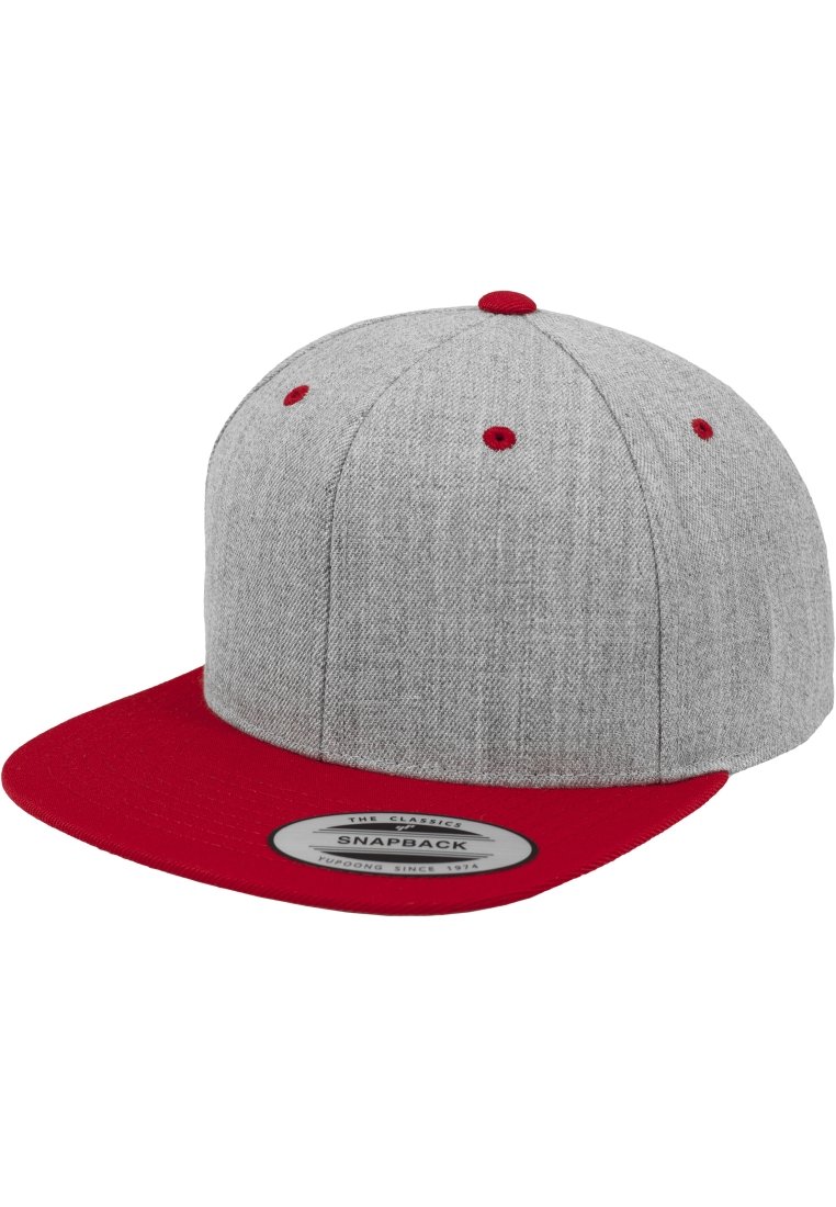 Cappellino snapback grigio con visiera piatta rossa, presenta un tessuto testurizzato e otto fori di ventilazione. Include un'etichetta circolare con logo sulla visiera.