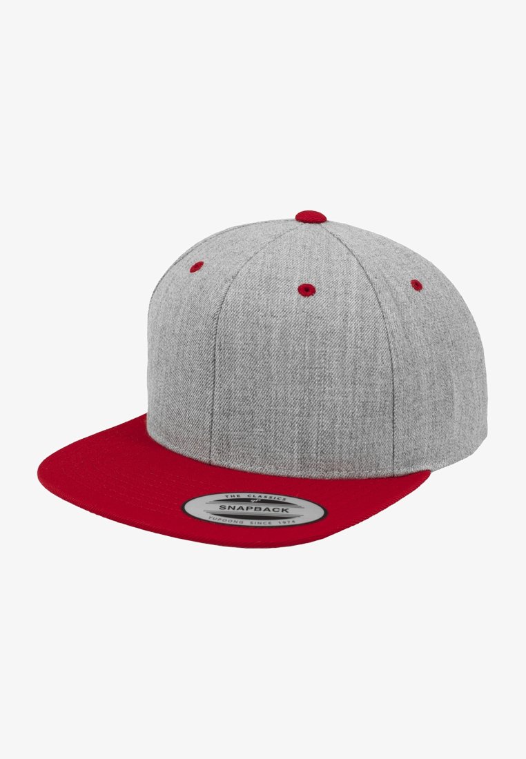 Cappellino snapback grigio con visiera piatta rossa, presenta un tessuto testurizzato e otto fori di ventilazione. Include un'etichetta circolare con logo sulla visiera.
