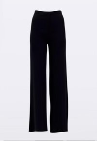 Pantaloni neri a gamba larga con una texture liscia, chiusura con bottone e design a vita alta. Il tessuto sembra leggero e fluente.