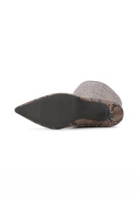 Bottine à bout pointu avec un motif imprimé serpent tan et marron, surface texturée et semelle noire lisse et durable.
