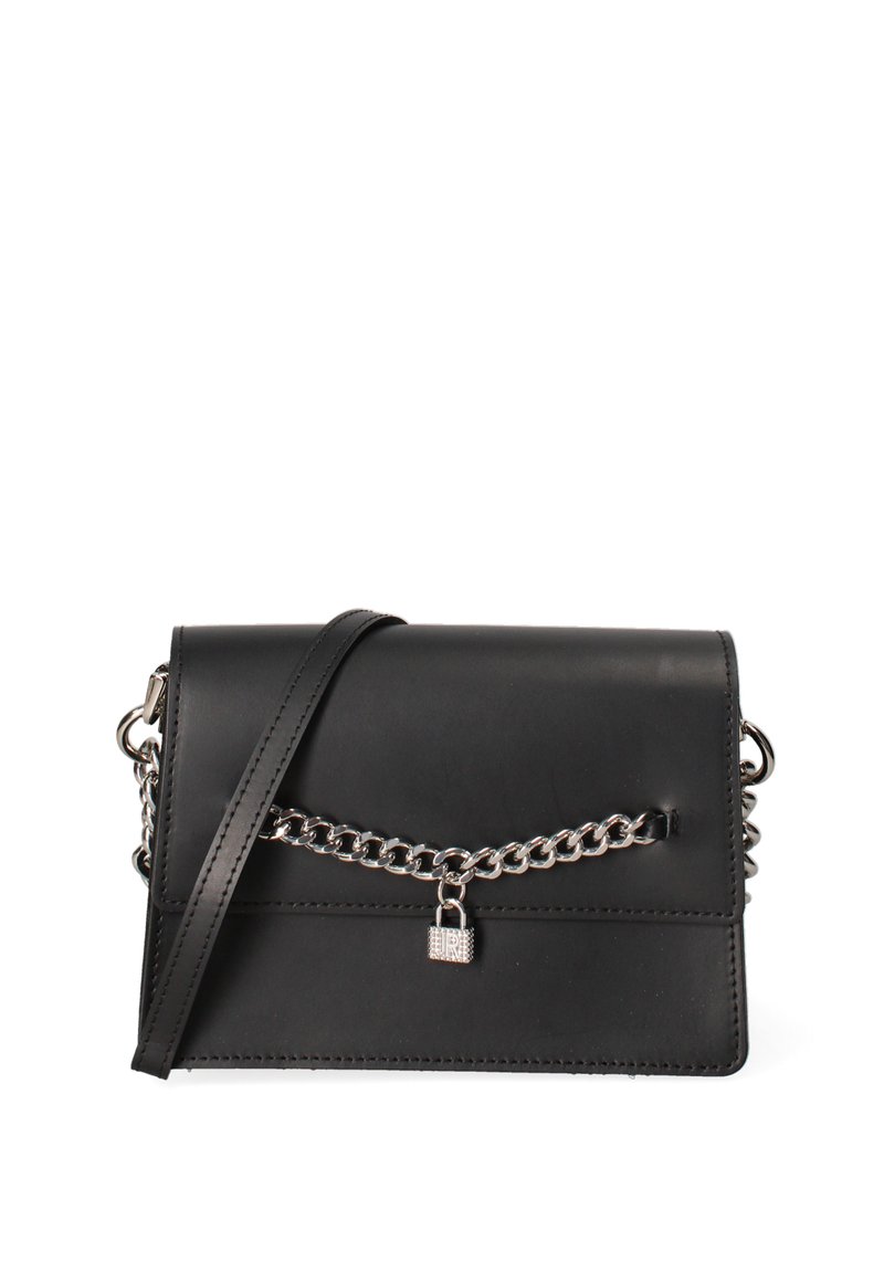 Sac en cuir noir à porter en bandoulière, de forme structurée, avec une finition en chaîne argentée et un accent de verrou à l'avant. Sangle réglable incluse.