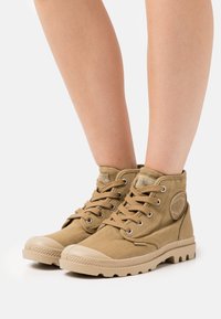 Palladium PAMPA  - Botins de atacadores - olive/ginger