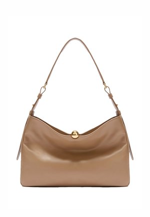 Weiche braune Leder-Umhängetasche mit einem goldenen runden Verschluss und einem verstellbaren Riemen, vor weißem Hintergrund präsentiert.