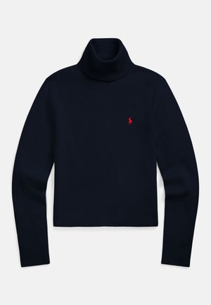 Temno modra dolgoročna pulover z visokim ovratnikom in majhnim rdečim vezenim logotipom na levi strani prsi.