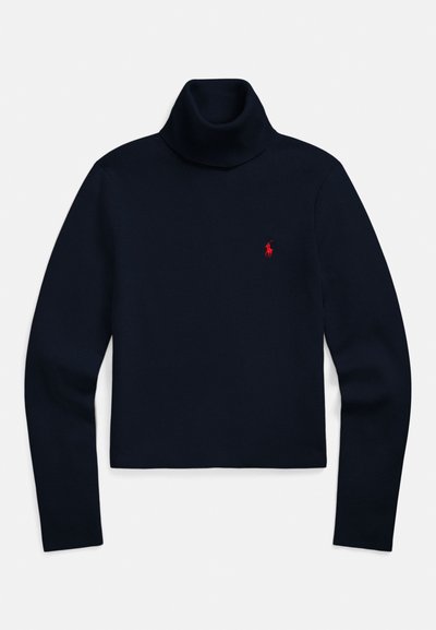 Temno modra dolgoročna pulover z visokim ovratnikom in majhnim rdečim vezenim logotipom na levi strani prsi.