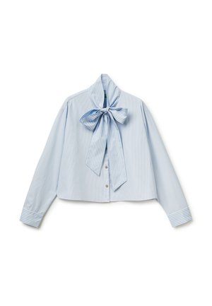 Lichtblauwe blouse met lange mouwen, brede manchetten en een grote gestreepte strik gestrikt aan de halslijn, sluiting met knopen aan de voorkant.