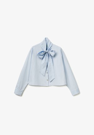 Světle modrá halenka s dlouhým rukávem, širokými manžetami a velkou pruhovanou mašlí uvázanou na krku, zapínání na knoflíky vpředu.