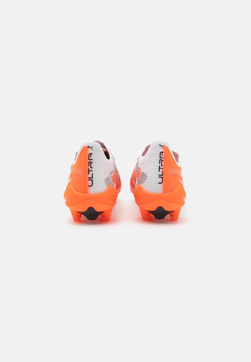 Scarpe da calcio bianche e arancioni con una tomaia testurizzata, design del tallone a forma di U e suola con tacchetti neri per una migliore trazione.