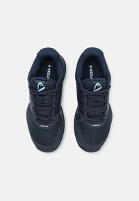 Marinblå sportskor med nätöverdel, snörning, vadderad krage och gummisula; har logotyp på tungan och sidan.
