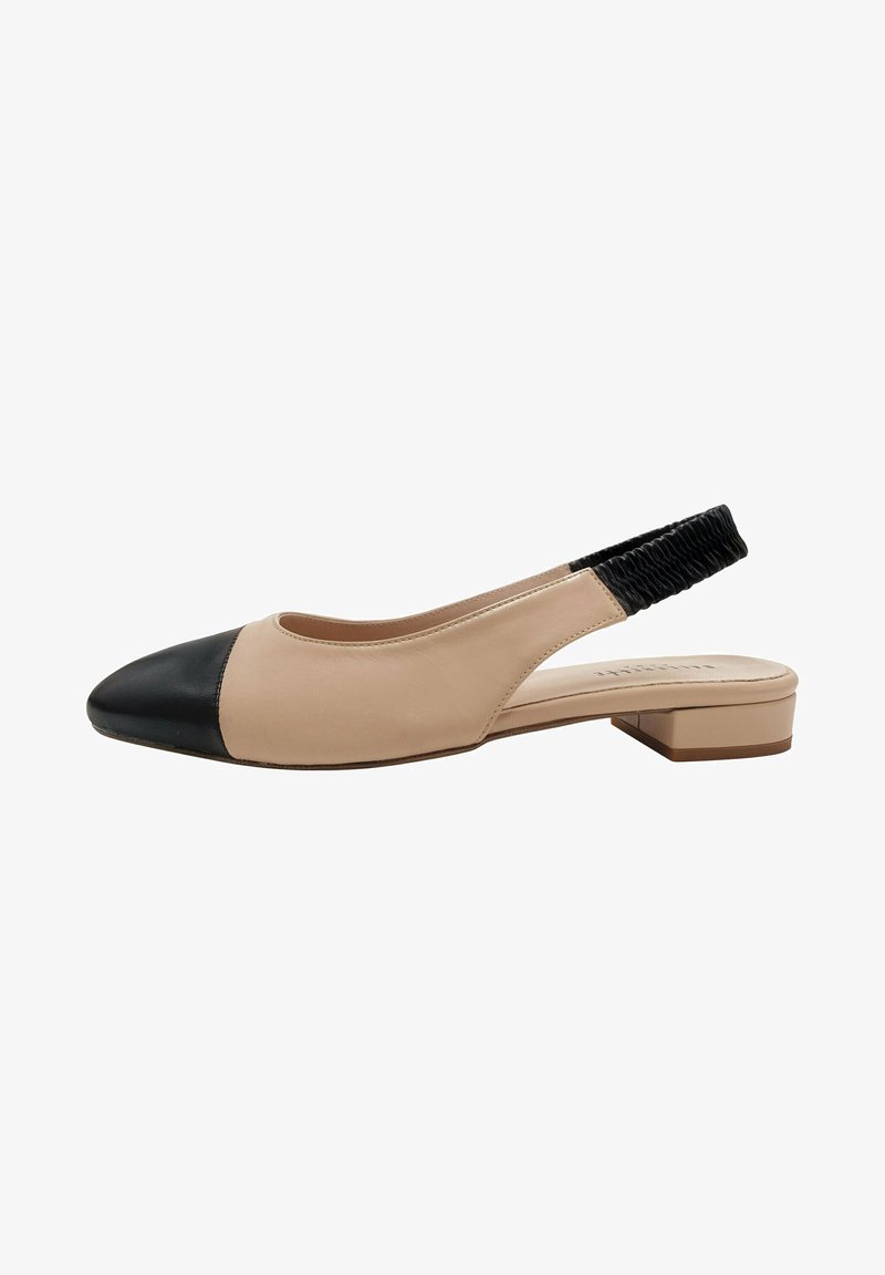 Zapato slingback de cuero beige con puntera negra, tacón bajo y bloque, y tira elástica texturada para un ajuste ajustable.