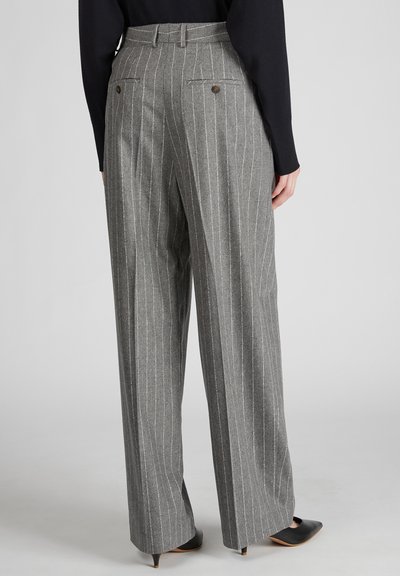 Pantaloni grigi a righe con vita alta, gamba larga e due tasche posteriori con bottoni marroni. Tessuto liscio e vestibilità sartoriale.