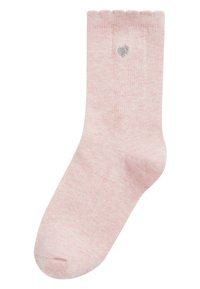 Helles rosa Knöchelsocke mit meliertem Textur und gewelltem Bündchen. Mit einem silbernen Herzemblem im Knöchelbereich.