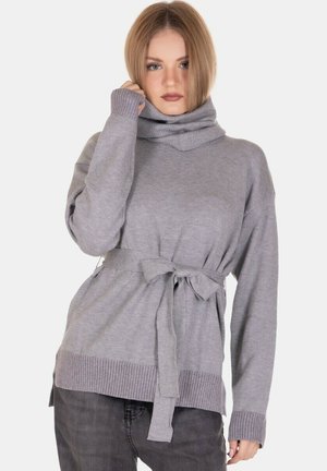 Maglione lavorato a maglia di colore grigio chiaro con colletto alto a scialle, polsini a costina e vita legata. Presenta una vestibilità rilassata e una texture morbida.