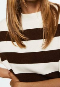 Pull à manches courtes avec larges rayures alternées marron et blanches, col rond et texture douce en maille.