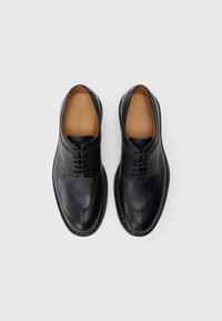 Schwarze Lederdressschuhe mit glattem Finish, runder Spitze, Schnürverschluss und kontrastierenden Nähten entlang der Sohle.