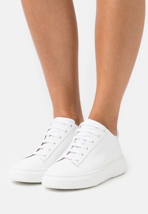 Trainers - white