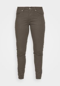 Calças skinny em um tom verde oliva escuro, feitas de tecido de denim. Apresenta fecho frontal com botão e zipper, com bolsos de cada lado.