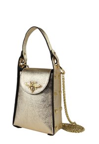 Goldfarbene metallische Handtasche in rechteckiger Form mit strukturiertem Finish, verziert mit goldfarbenen Bienenbeschlägen und gestuften Akzenten an den Seiten.