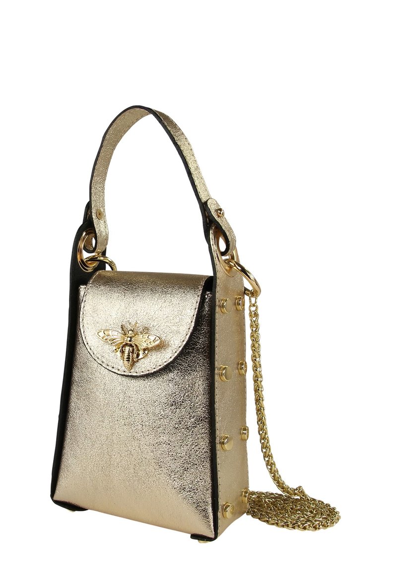 Goldfarbene metallische Handtasche in rechteckiger Form mit strukturiertem Finish, verziert mit goldfarbenen Bienenbeschlägen und gestuften Akzenten an den Seiten.