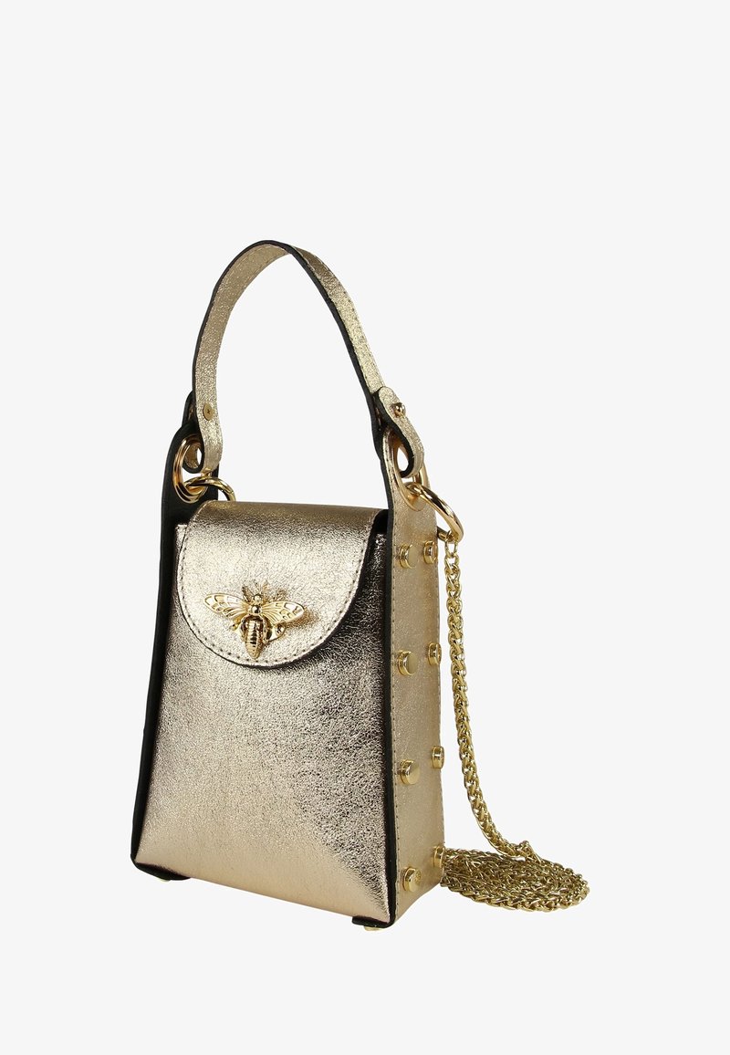 Goldfarbene metallische Handtasche in rechteckiger Form mit strukturiertem Finish, verziert mit goldfarbenen Bienenbeschlägen und gestuften Akzenten an den Seiten.