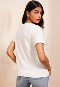 Friends Like These REGULAR FIT - ROUND NECK LOGO  - Marškinėliai su spaudiniu - white