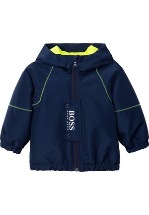 Marineblå toddlerjakke med hætte, neon gul foring, grøn syning, frontlynlås, elastiske manchetter og en flap med mærket "BOSS HUGO BOSS".