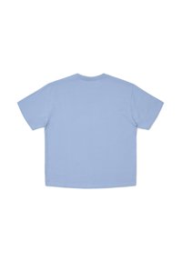 Camiseta de manga corta azul cielo con cuello redondo clásico, hecha de algodón suave, que cuenta con un corte relajado y un diseño limpio y minimalista.