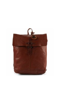 Mochila de cuero marrón con solapa plegable, cierre circular de metal y correa con hebilla en la parte frontal; textura suave y forma rectangular.