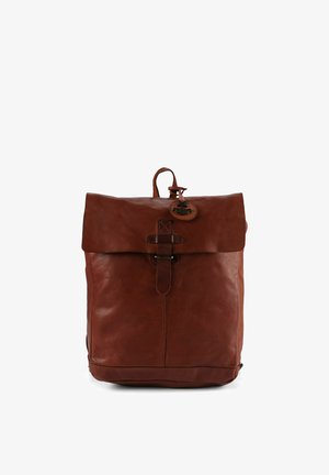 Mochila de cuero marrón con solapa plegable, cierre circular de metal y correa con hebilla en la parte frontal; textura suave y forma rectangular.