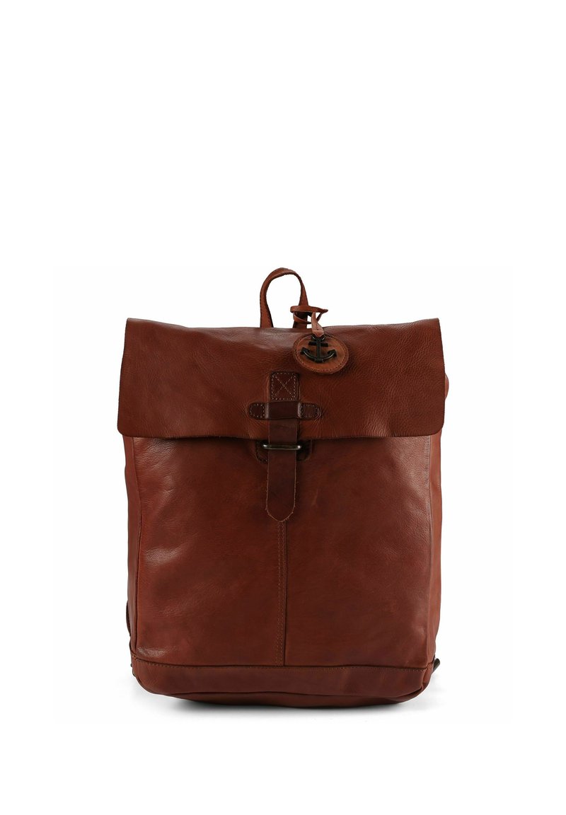 Mochila de cuero marrón con solapa plegable, cierre circular de metal y correa con hebilla en la parte frontal; textura suave y forma rectangular.