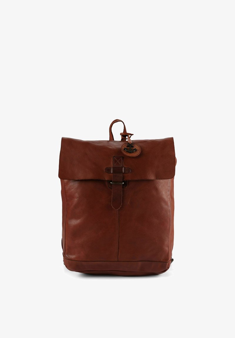 Mochila de cuero marrón con solapa plegable, cierre circular de metal y correa con hebilla en la parte frontal; textura suave y forma rectangular.