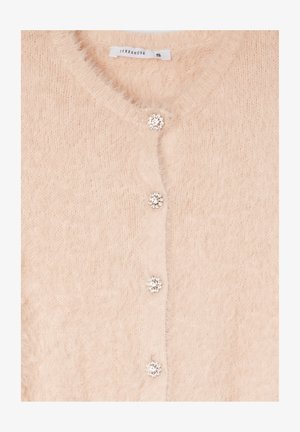 Cardigan rosa peloso con scollatura rotonda e cinque bottoni trasparenti simili a gemme sul davanti. Texture morbida e aspetto accogliente. Taglia S.