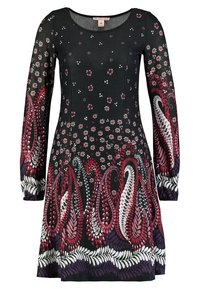 Vestido negro de manga larga con un patrón de paisley y flores en rojo, blanco y morado, con cuello redondo y falda acampanada.